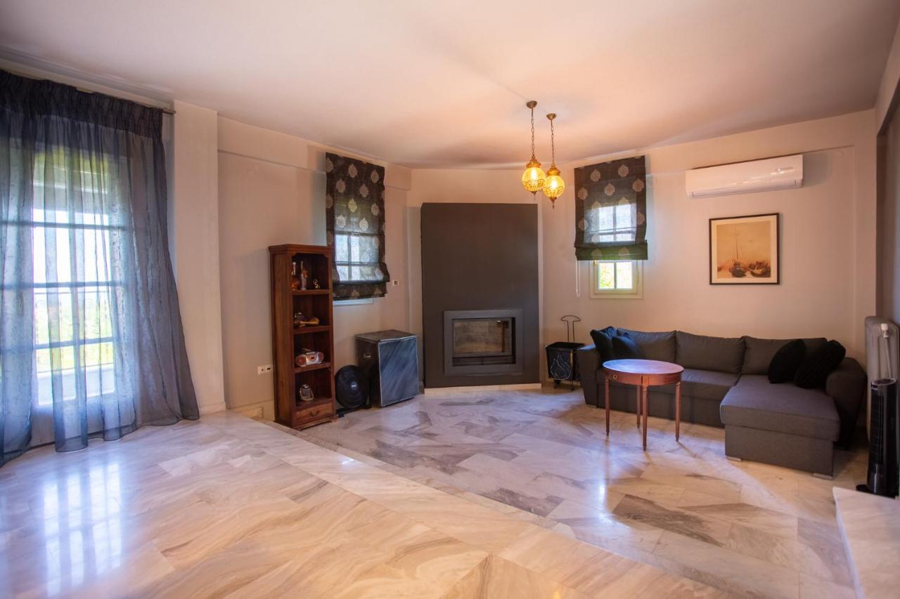 Τraditional Fully Detached Villa On A Luxurious Hillock Of Thessaloniki With Its Own Garden Also For Family & Wedding Gatherings For 10 To 25 People Only 15 Minutes From Airport Extérieur photo