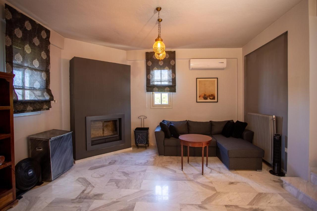 Τraditional Fully Detached Villa On A Luxurious Hillock Of Thessaloniki With Its Own Garden Also For Family & Wedding Gatherings For 10 To 25 People Only 15 Minutes From Airport Extérieur photo