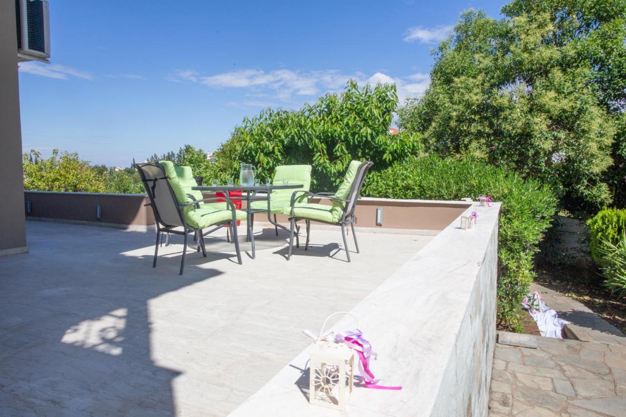 Τraditional Fully Detached Villa On A Luxurious Hillock Of Thessaloniki With Its Own Garden Also For Family & Wedding Gatherings For 10 To 25 People Only 15 Minutes From Airport Extérieur photo